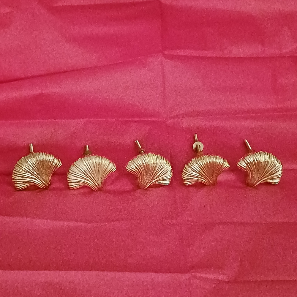 Gold Shell Cabinet & Dresser Knobs Set Of 5 NWOT